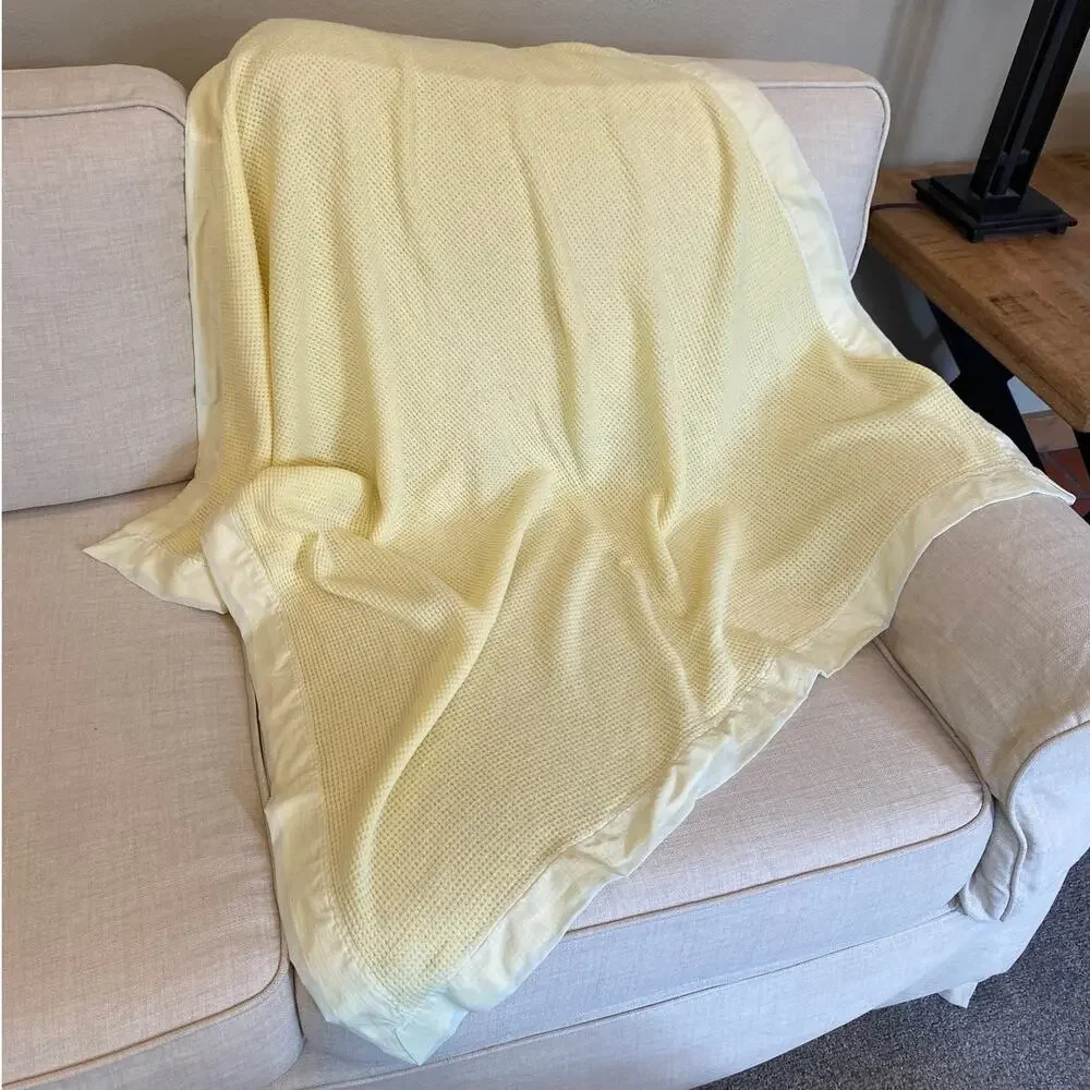 Vtg Baby Gordon Yellow Waffle All Season 36x 50 Blanket Satin Trim USA Acrilon